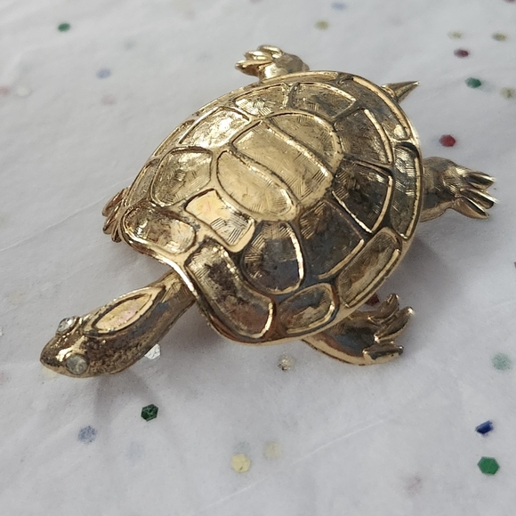 Vtg 1960s Gold Tone Textured Turtle Pin Brooch Rhinestone Eyes - Picture 3 of 5